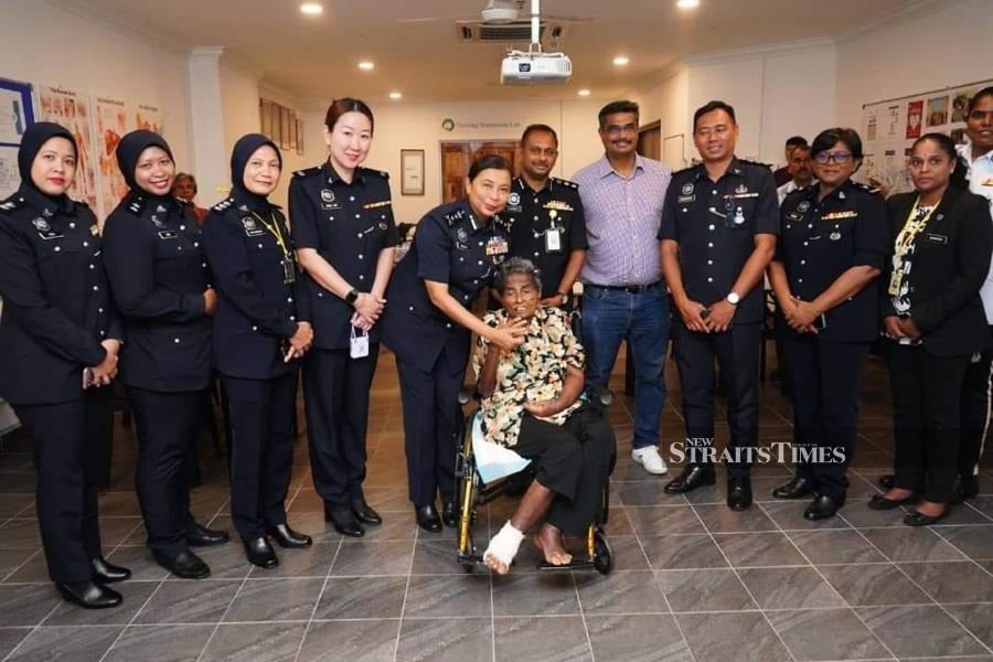  Deputy Commissioner of Police Datuk Sasikala Devi a/p Subramaniam paying a visit to Chandramalar last November accompanied by her police contingent.