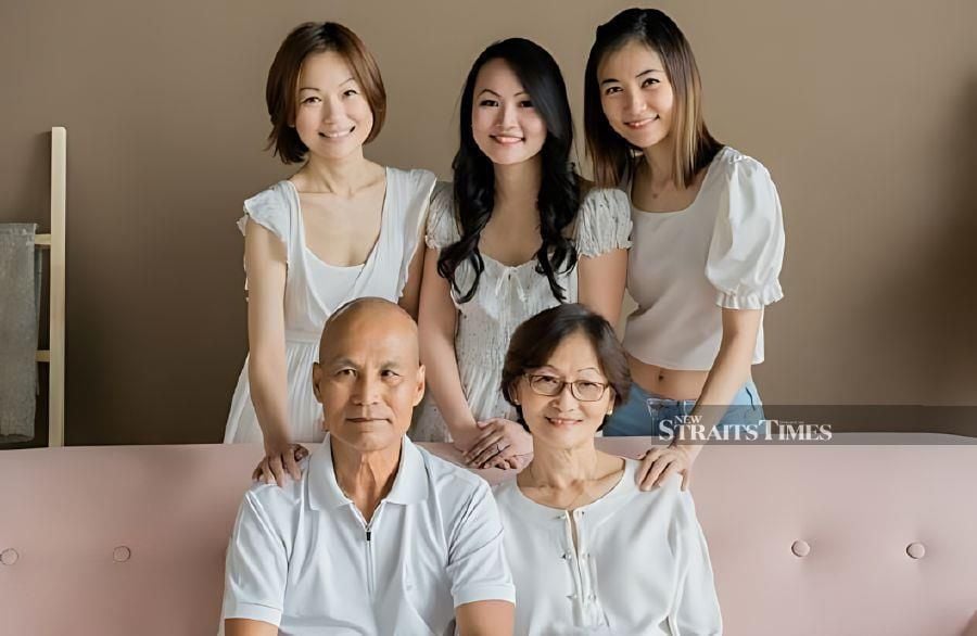  Therine Goh (standing, far left) with her siblings and parents.