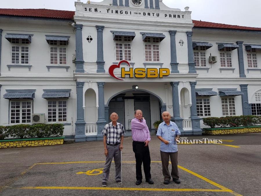  Lim Kit Siang (centre) and his friends Tan Tik Seng (left) and Pek Teck Soon (right) outside High School Batu Pahat in 2020.