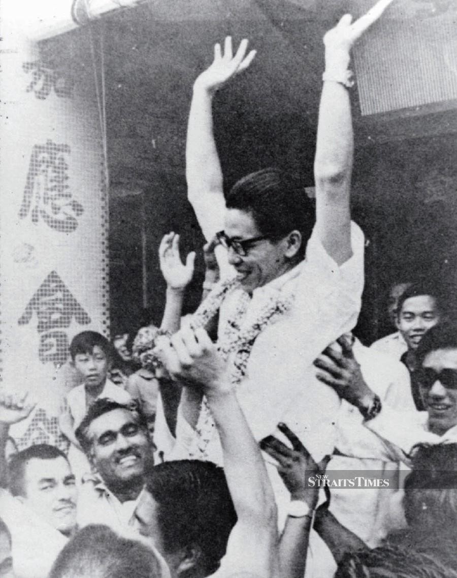 Lim Kit Siang getting a hero's reception at the DAP headquarters after his release from ISA detention in October 1970.