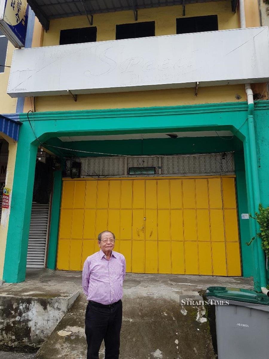  Lim Kit Siang outside the shophouse on Jalan Penggaram where he was born and grew up in. His family lived on the upper floor.