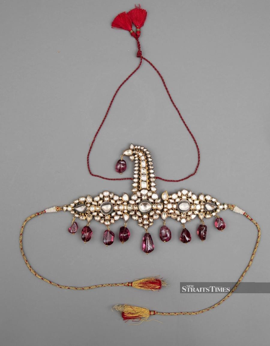  Sarpech turban ornaments became the closest thing to a crown that Indian rulers were allowed to wear. Courtesy of Islamic Arts Museum Malaysia.