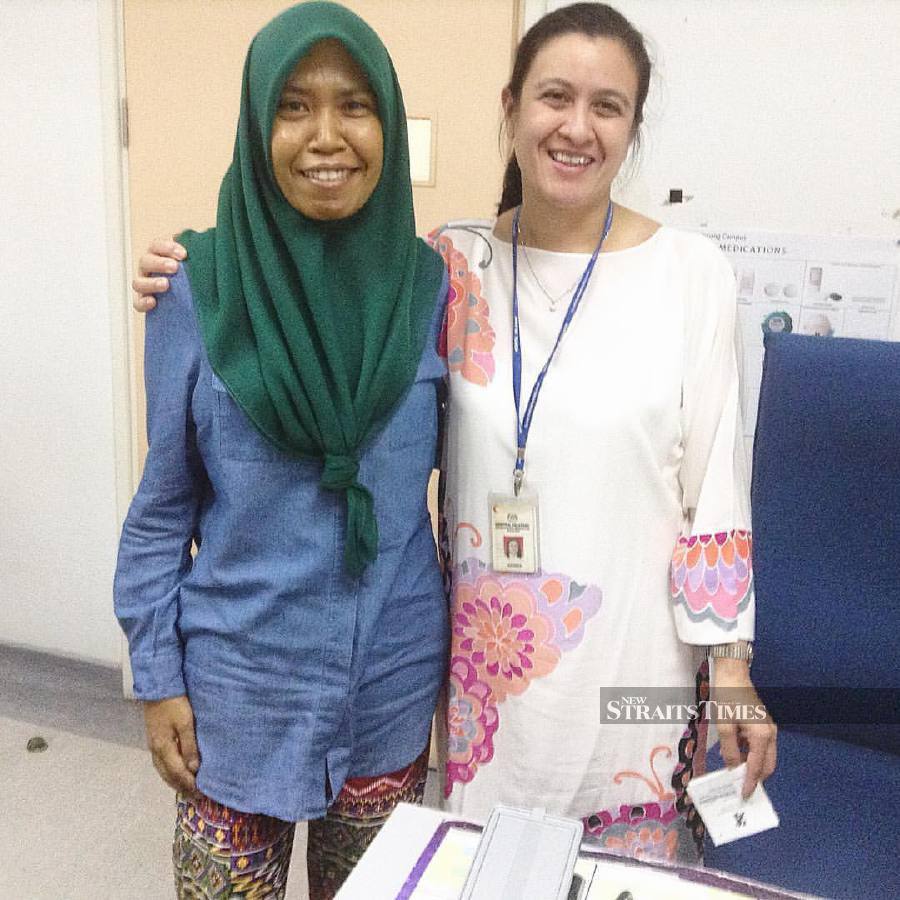  Farah poses with her consultant hepatologist, Dr Haniza Omar (taken in 2018 before the transplant).
