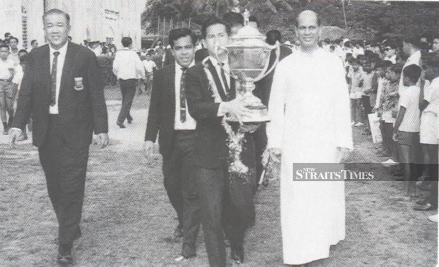  Welcoming home our badminton heroes with the Thomas Cup in 1965.