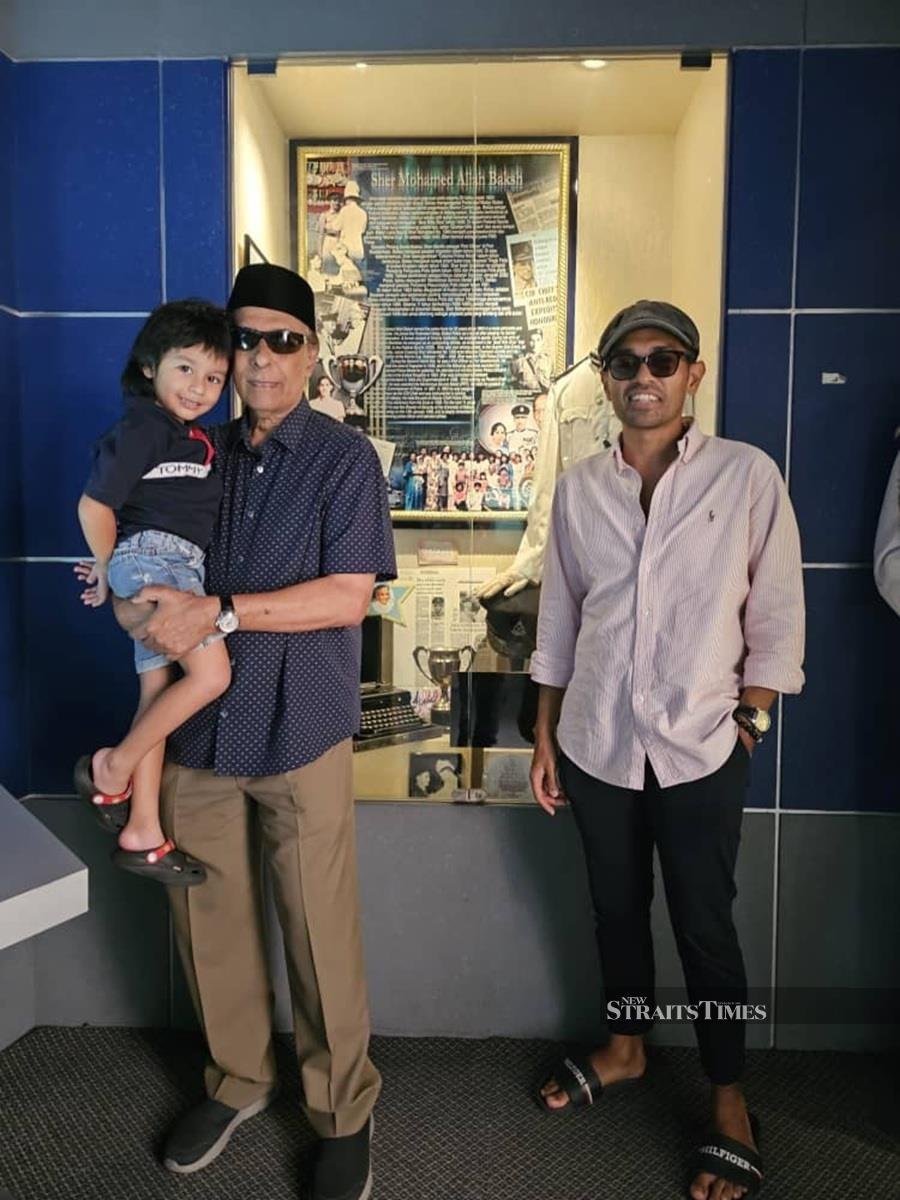  Rafique with his son Fazrul Sher and grandson Luqha Rayyan Sher at Sher Mohamed's exhibit.
