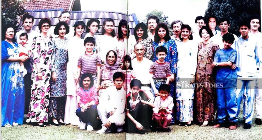  Sher Mohamed and his wife Cheragh Bibi with their large family.