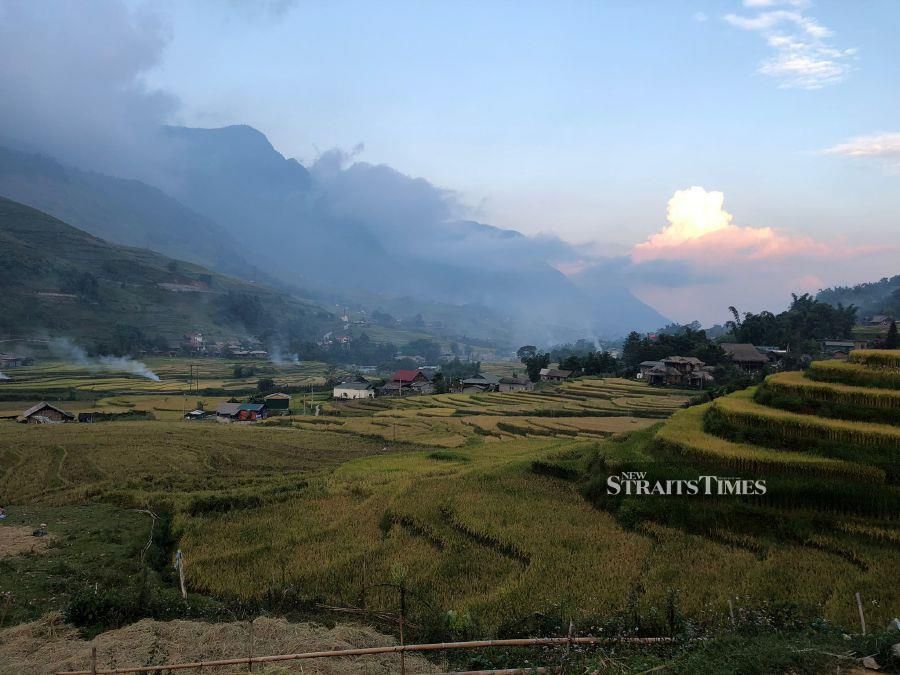  Smoke from burning rice husks in rural Sapa valley in Northern Vietnam. 