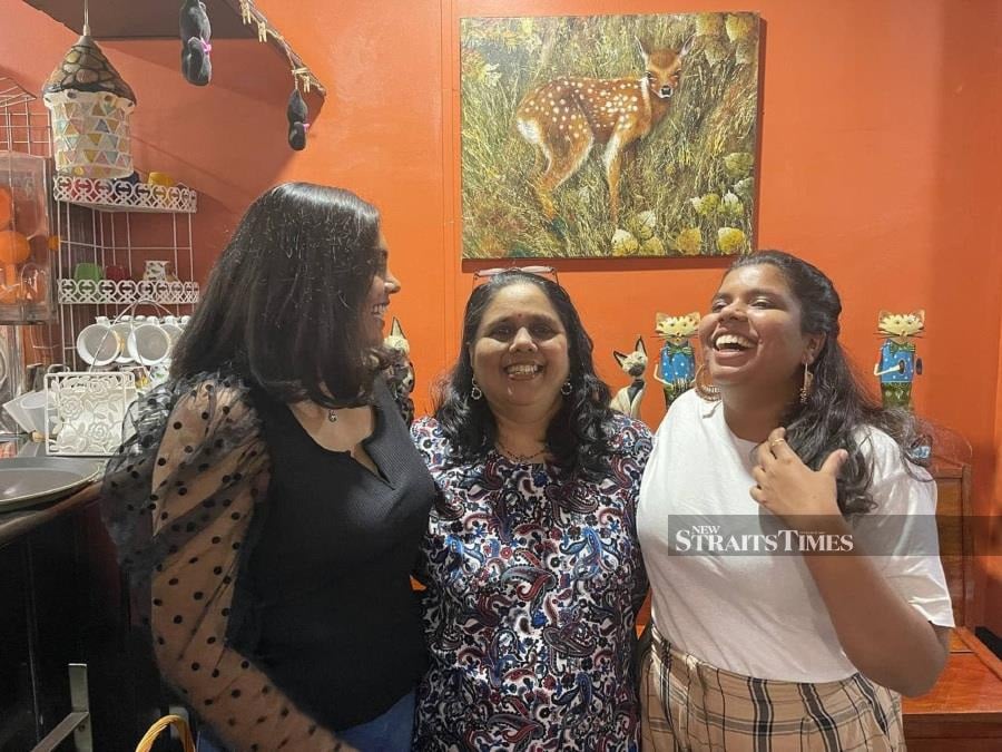  Puravina (left) and Loshinie (right) with their source of inspiration, their mum Subathra (centre).