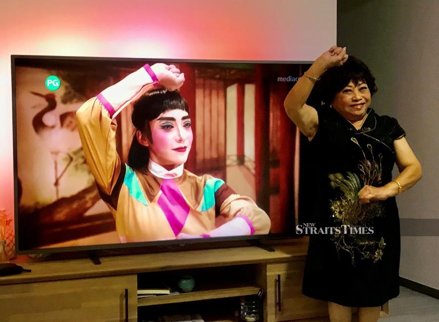  Koe Yeet (on screen) and Madam Oon Ah Chiam celebrate the wayang star’s 77th birthday during the shooting of Titoudao Inspired by the True Story of a Wayang Star.