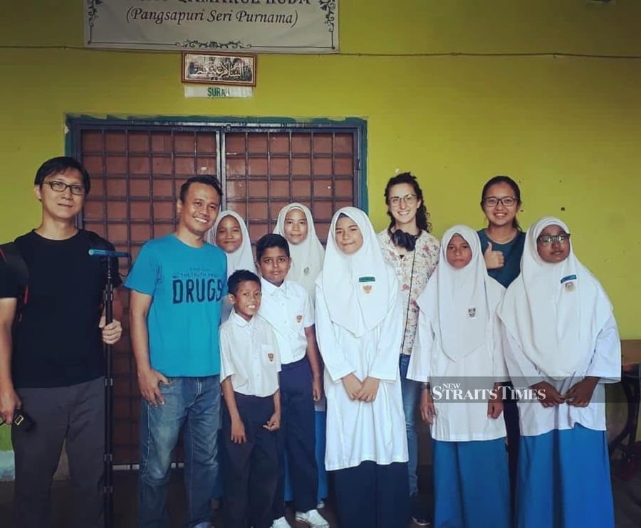  Khai Aziz and his team from the Drug-Free Malaysia Association, featuring schoolboy Hafiz (seventh from right), who, inspired by Khai Aziz’s lecture in Subang Bestari, had initiated a drug-free group with his friends.