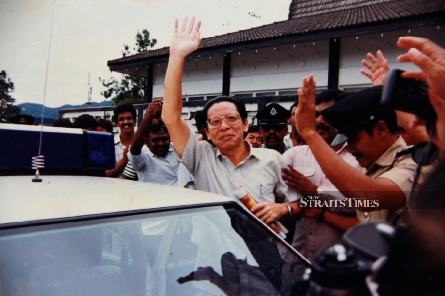  Lim Kit Siang outside a courthouse before he was taken to Kamunting. where he was serving his ISA detention. Photo courtesy of DAP.