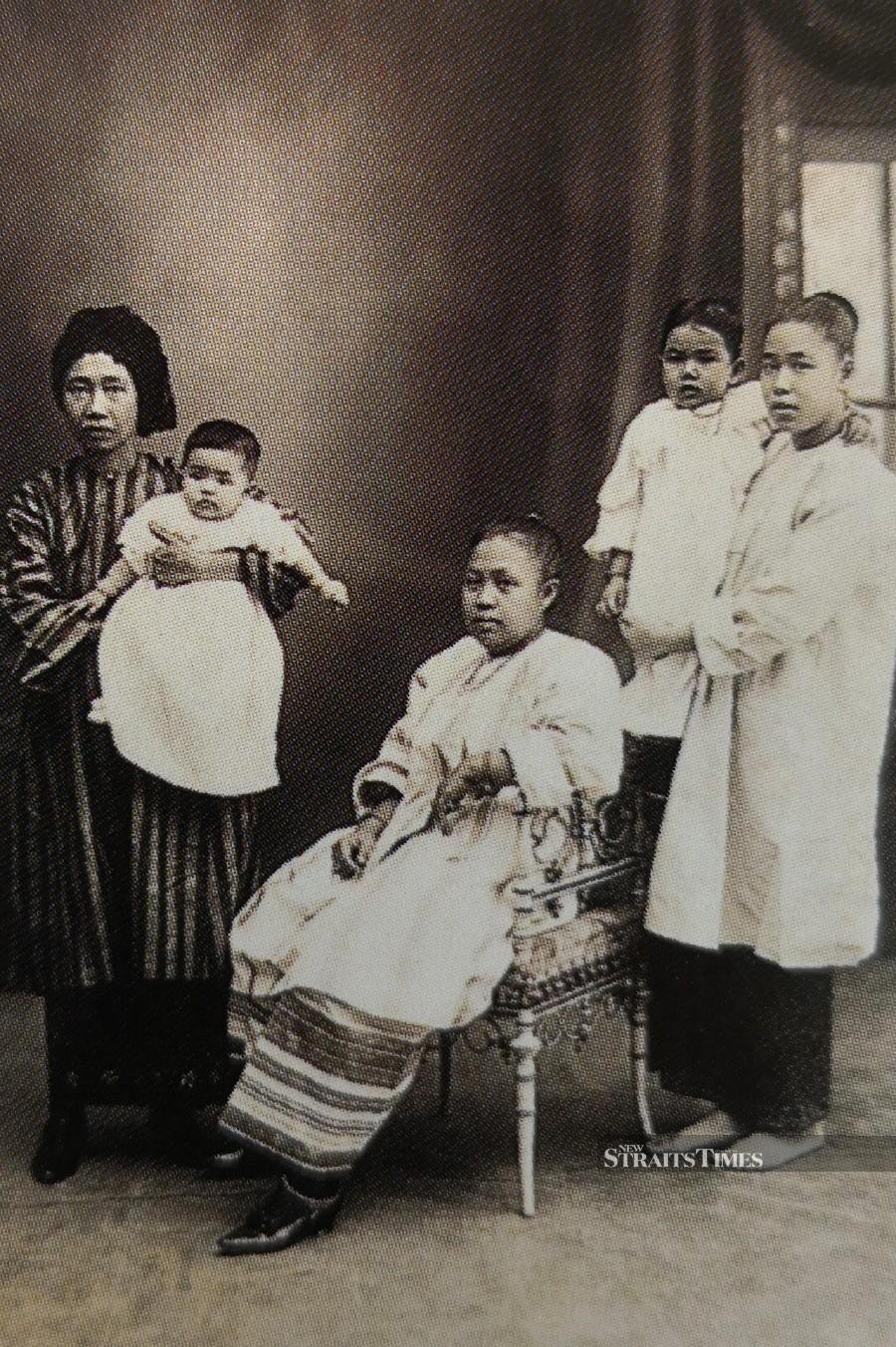  Early 20th century photograph showing Malay women dressed in baju kurung.