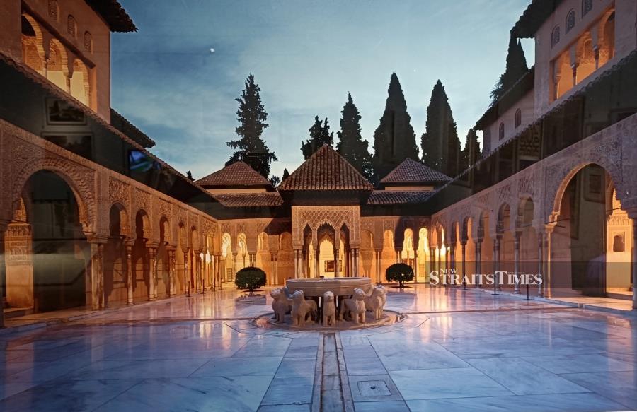  A nightview of the Courtyard of the Lions, including its pavilion and fountain.