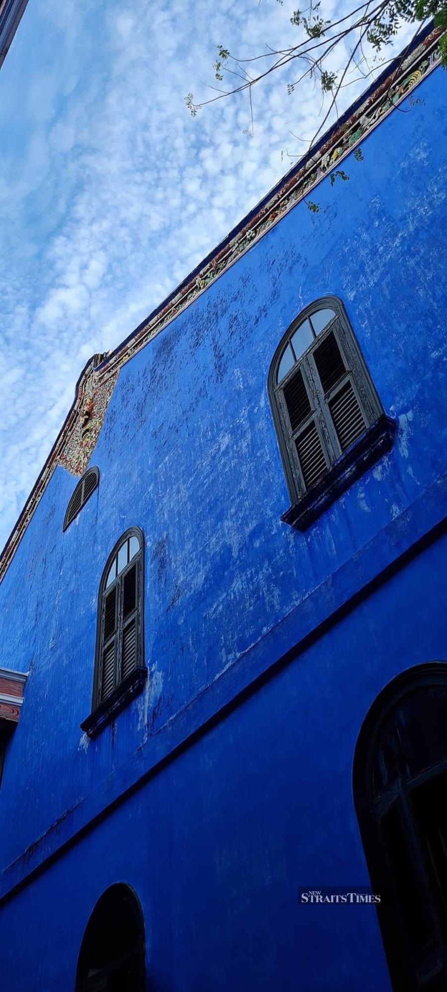  The eye-catching blue paint was made with a natural blue dye from the indigo plant, mixed with limewash. Picture by Evelyne Koshy.