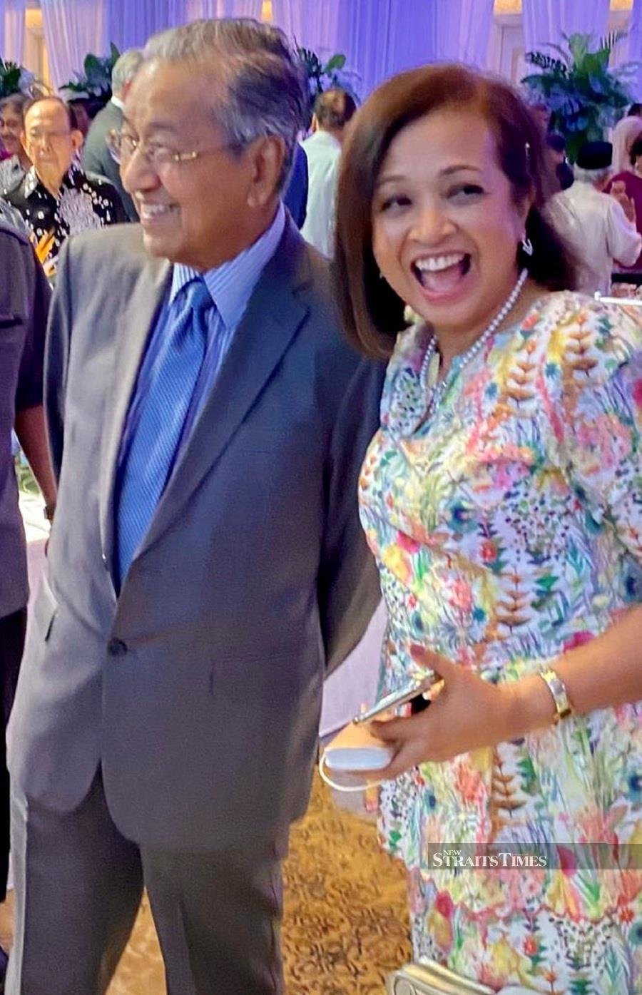  Tun Mahathir and his daughter in 2020.