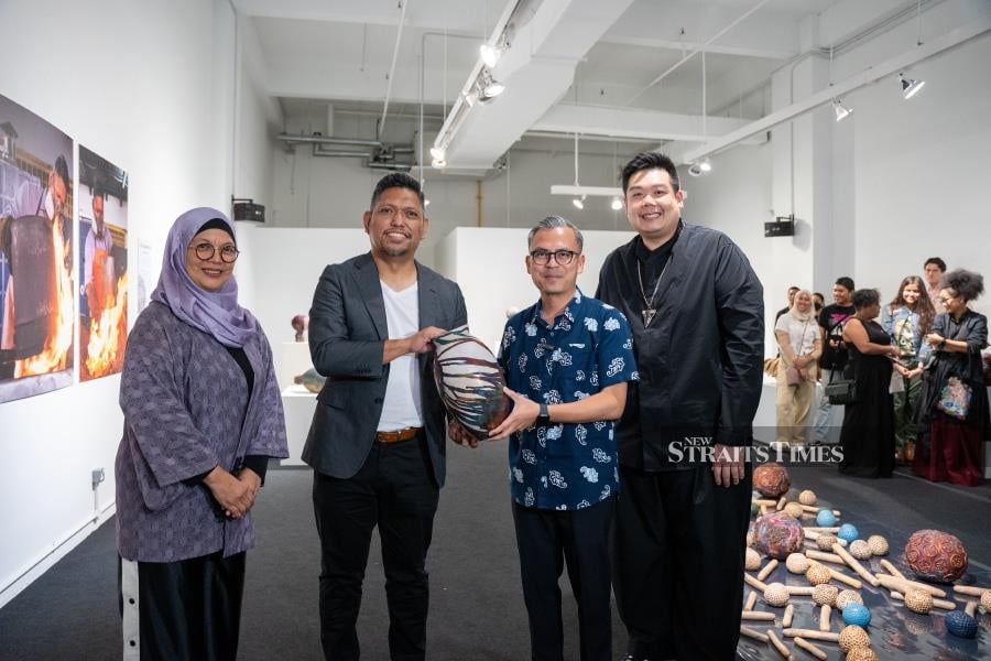  Lending his support was YB Fahmi Fadzil (second from right), Communications Minister, who was given the honour of officially launching the exhibition. Also in attendance were MyCreative Ventures Group chief executive officer Zainariah Johari (left) and ZHAN Art Space founder and curator Desmond Tong (right).