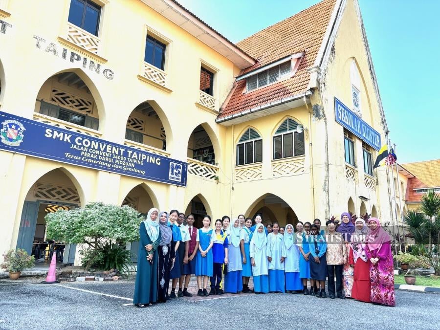  The president of alumni, Madam Choong, with the principal Norehan Ibrahim, teachers and students of SMK Convent of Taiping.