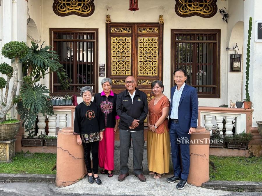  Fifth generation descendants of the Kapitans and Ngah Ibrahim_ From left, sisters Chung Lai Yoong, Chung Lai Yin, Datuk Sri Wan Mohd Isa, Liew Suet Fun and the writer.