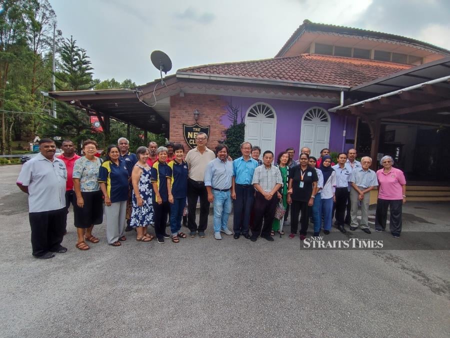  Members of heritage society and staff taken at New Club (oldest country club in FMS). Fourth from left in front row; Liew Suet Fun, Chung Lai Yin, Ong Bok Kin, Yeap Thean Eng, Barry Teoh (New Club Manager), Joseph Lau and Beh Yang Toh.