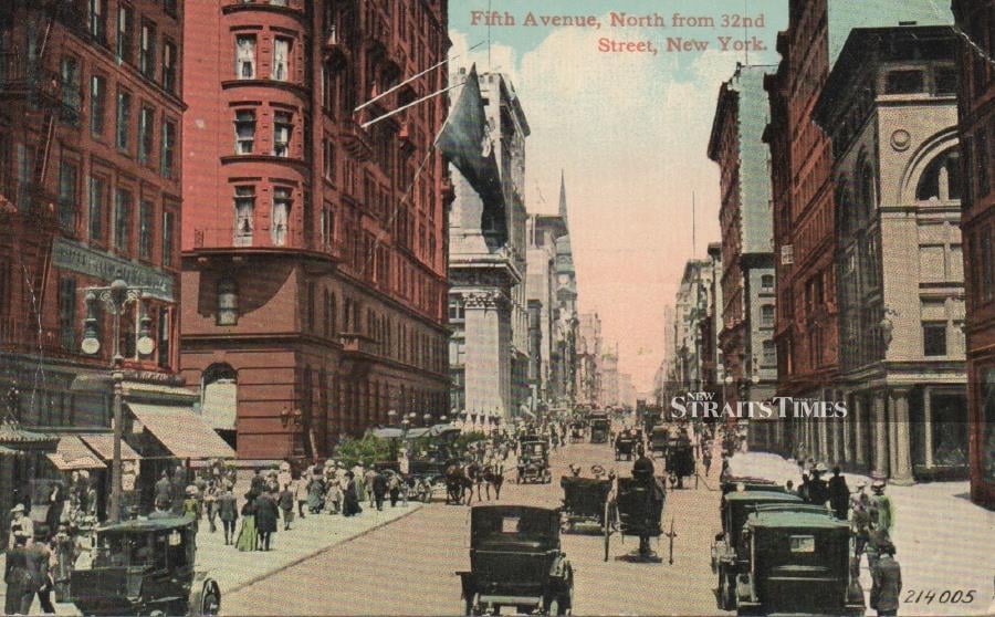  Fifth Avenue was busy, even in 1910. The Waldorf Astoria (on the left) later moved to Park Avenue.