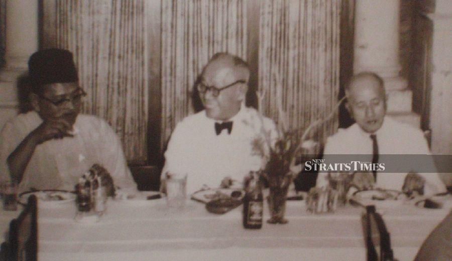  Dr Wu chairing the banquet in honour of Tunku Abdul Rahman (UMNO president) and Datuk Sir Tan Cheng-lock (MCA president) on their visit to Ipoh in 1954.