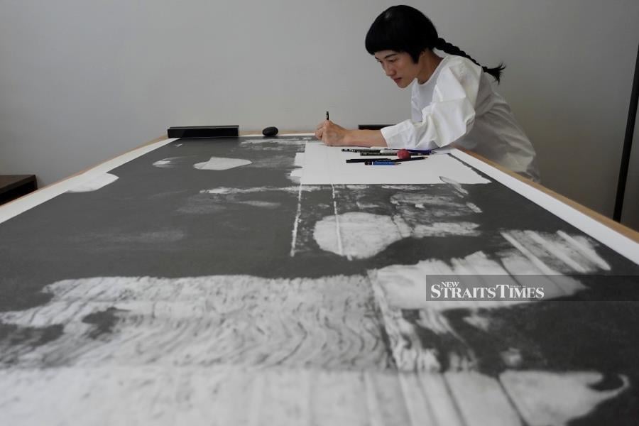  Artist Aiwei Foo concentrating deep in her creation.