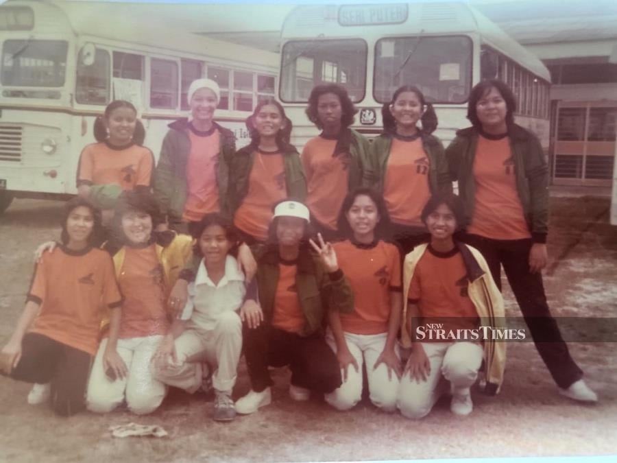  A sporty Norlida (Back row, far right) and her basketball team back in school.