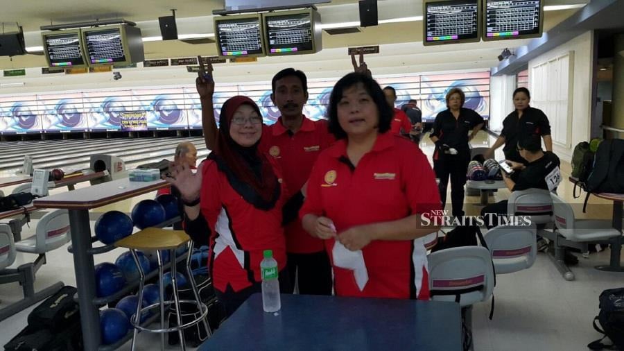  Norlida (right) took part in the Asian Intercity Bowling Championship in 2014.