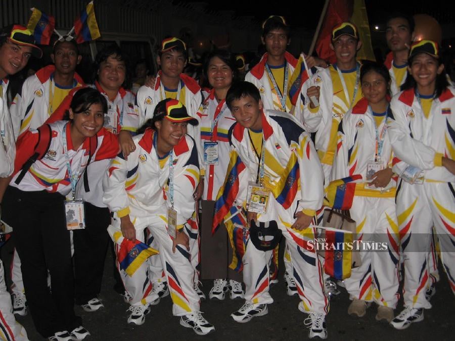  With the equestrian team (Wilayah Persekutuan) at the Sukma in 2008.