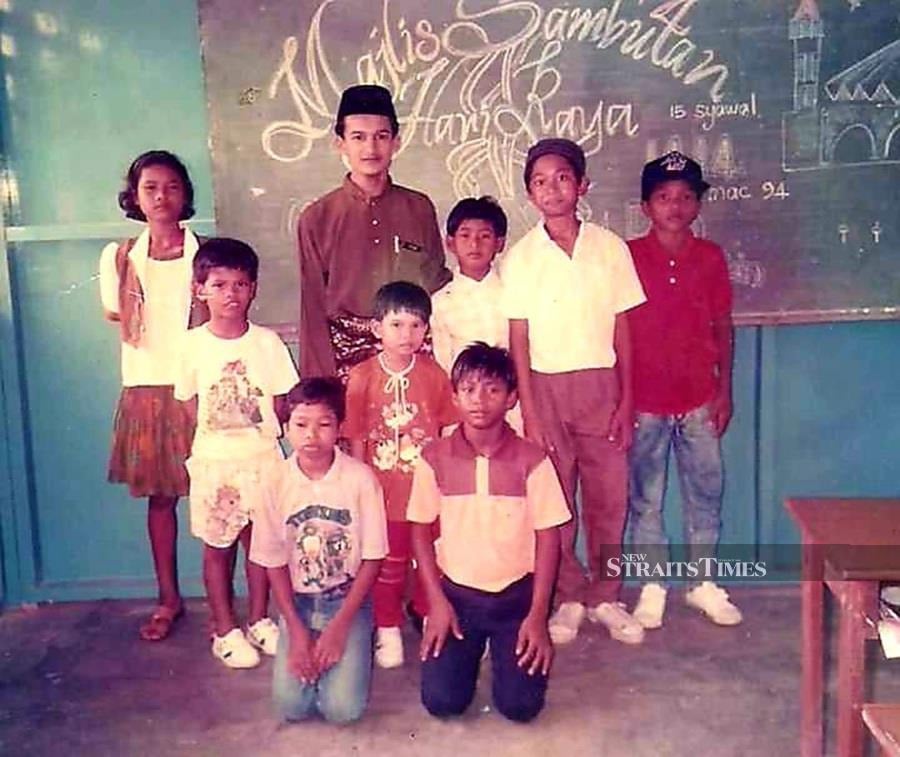  9-year-old Shaq (second from the left) at SK Bukit Cheding Asli, 1994.