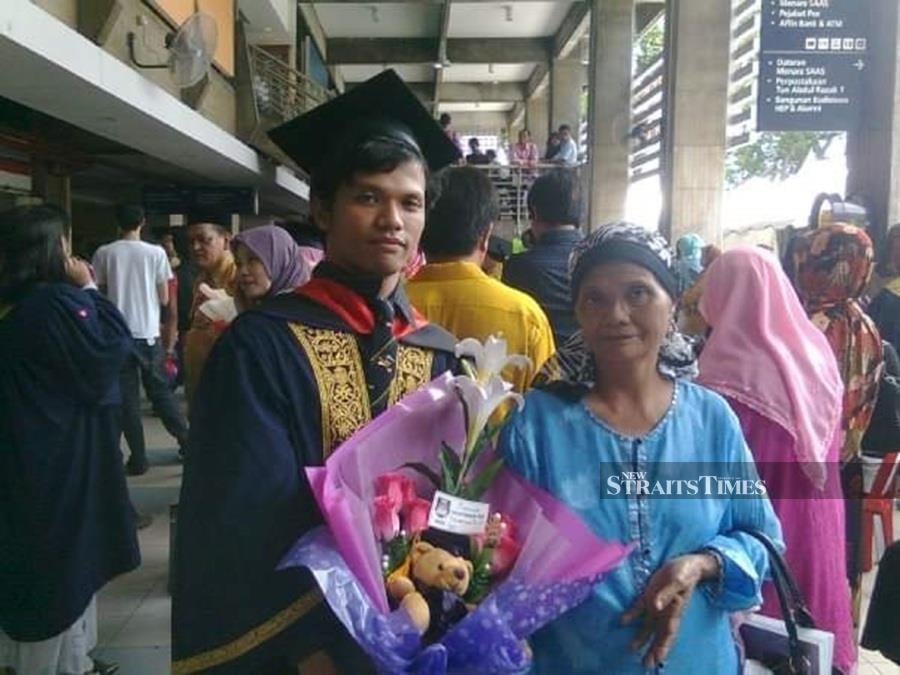  Shaq graduated with a Bachelor of Fine Arts in 2009 from UITM Shah Alam and is pictured here with his proud mother.
