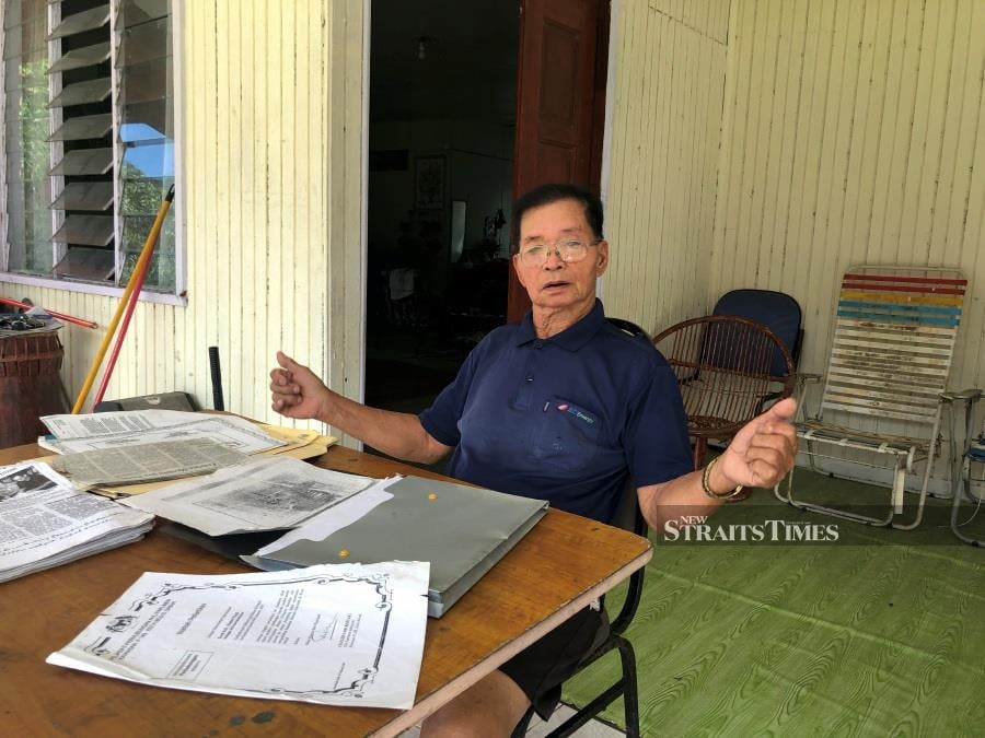  Former Tambatuon village headman Singkui Tinggi recounting the dark period of the Japanese Occupation in his village.