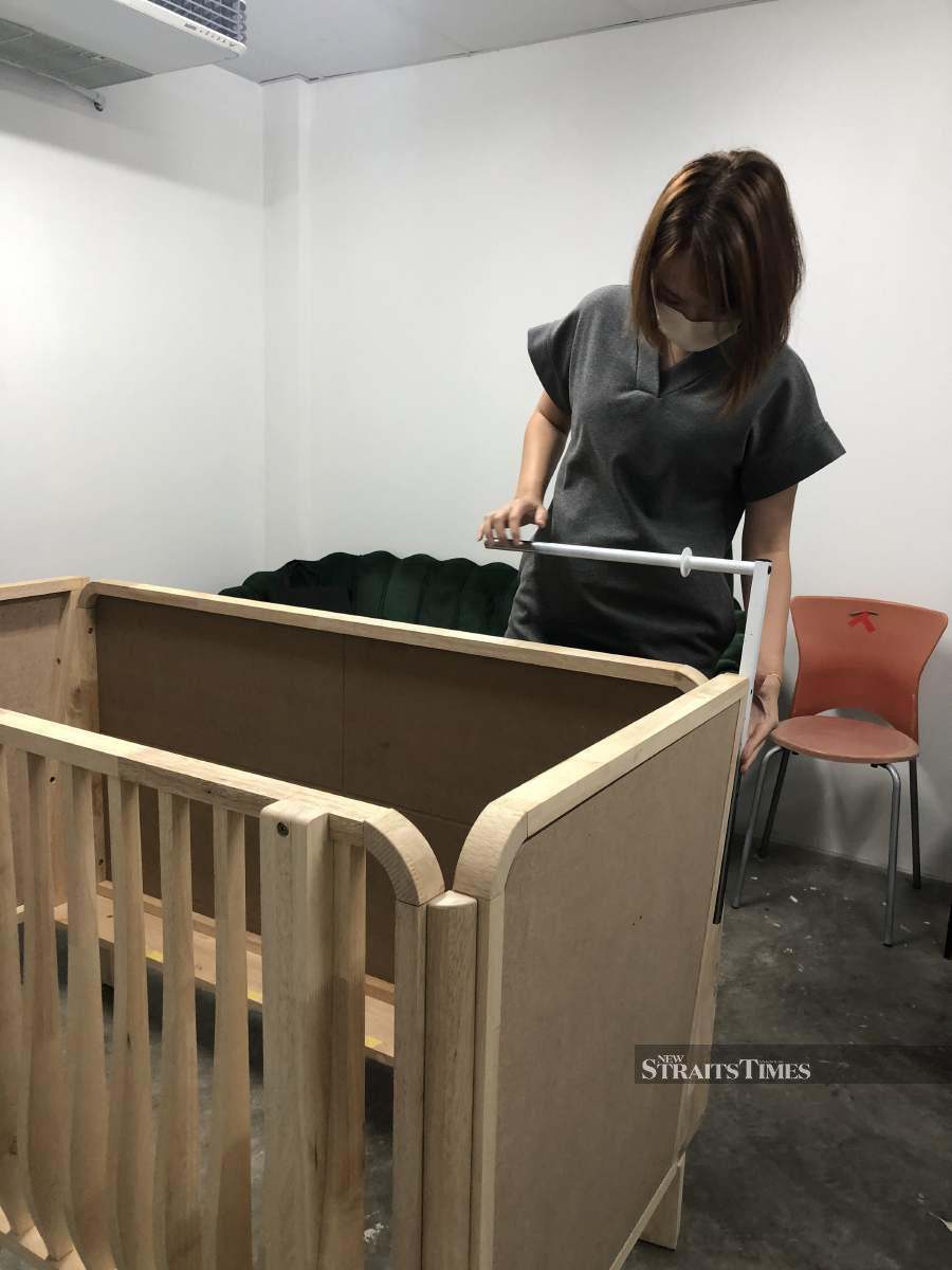  Checking the progress of the cot.