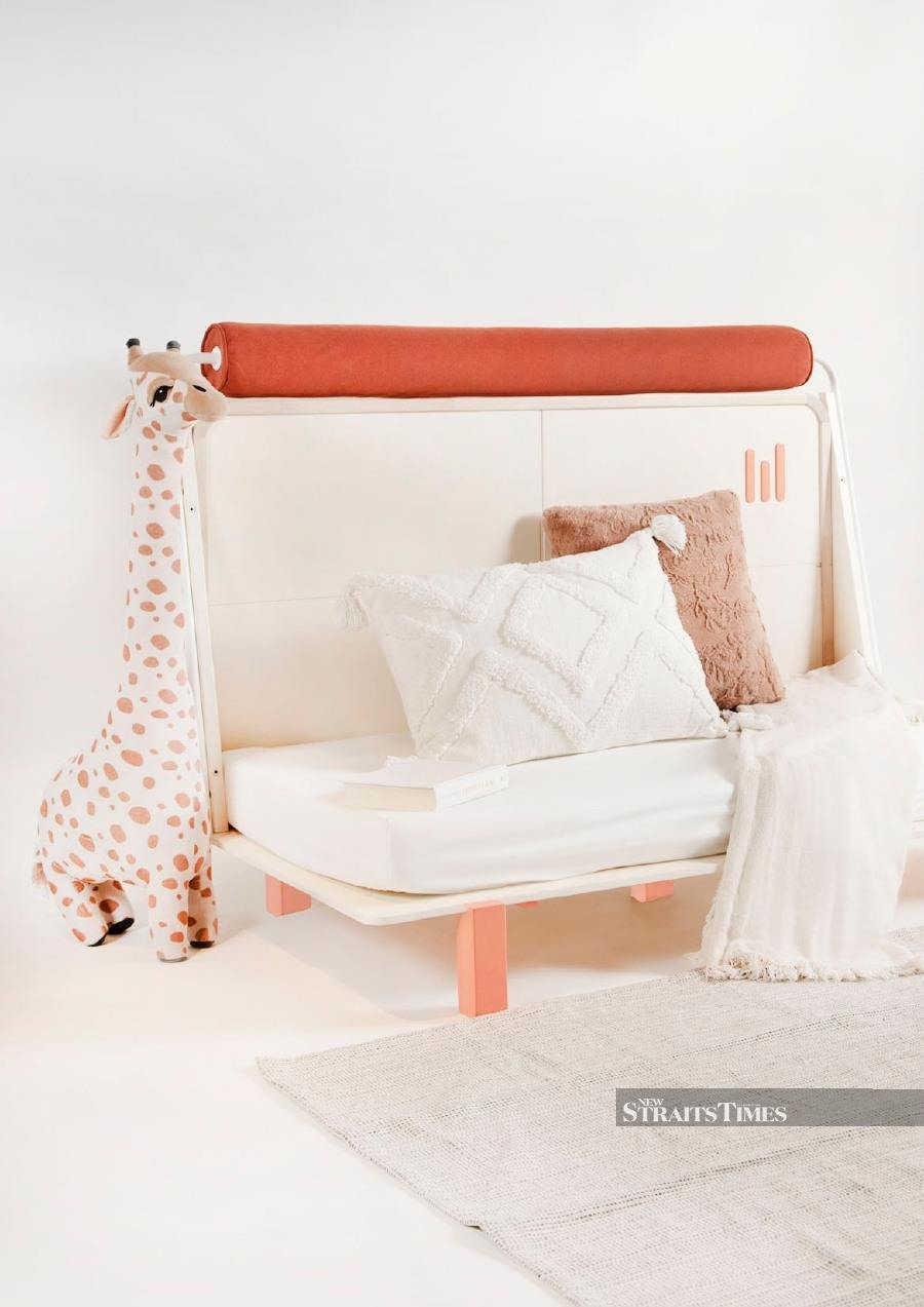  The cot can be transformed into a day bed.
