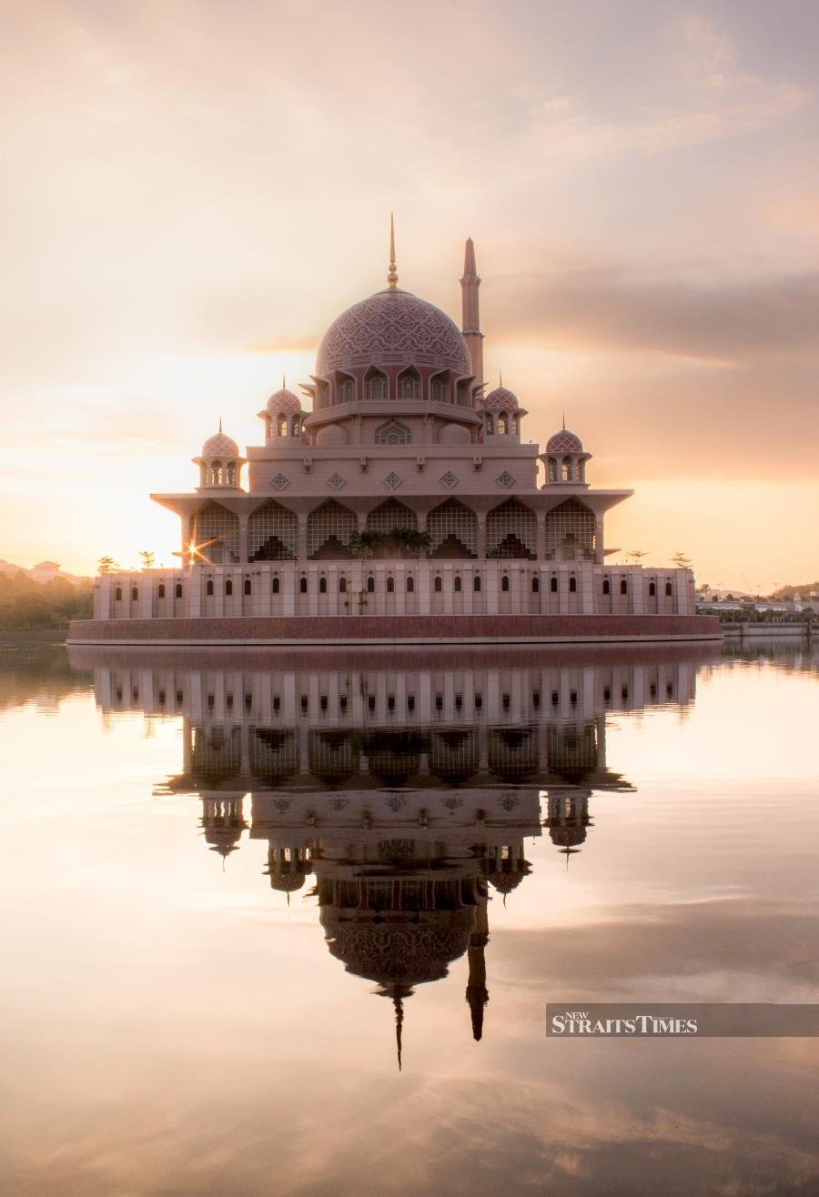  The iconic Masjid Putra during sunrise.