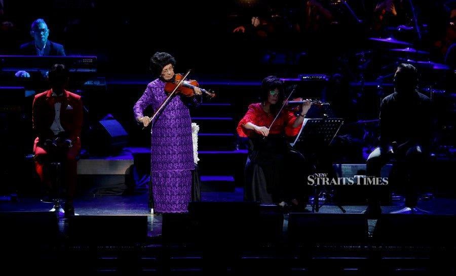  Tun Dr Siti Hasmah performing at the Konsert Duo Lagenda at Istana Budaya last December.