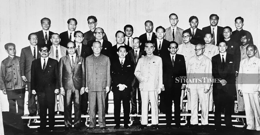  Ku Li (front row, fifth from left), followed by Zhou Enlai and several senior Chinese officials, along with the Malaysian delegation.