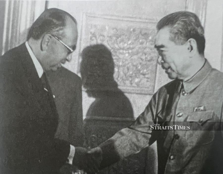  Tun Razak and Zhou Enlai formalised diplomatic relations between Malaysia and China in 1974.