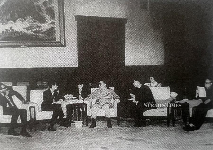  Ku Li (second from left) in a meeting with Zhou Enlai (centre) in Peking, China in 1971.