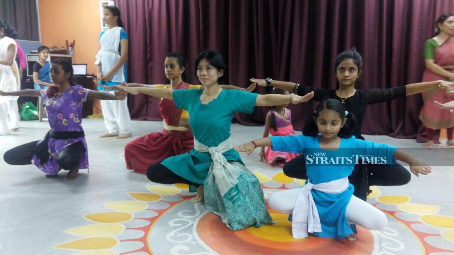  Viji is well versed in traditional Indian dances. 