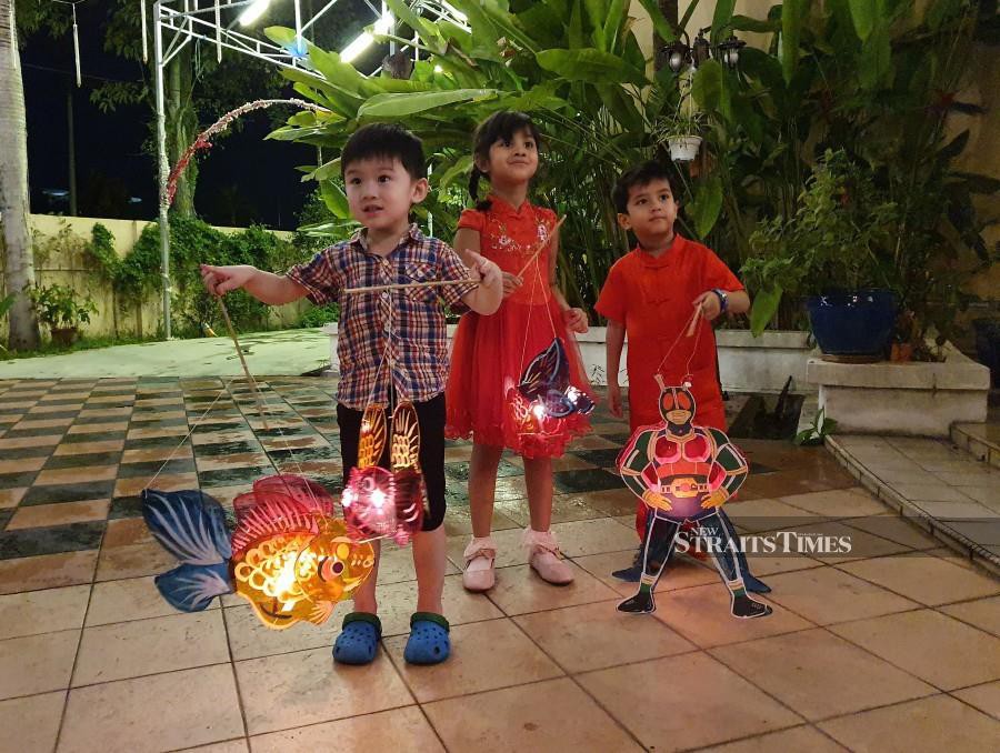  Children having a fun time playing with the lanterns.