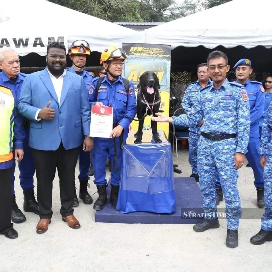  At the signing ceremony of the Memorandum of Understanding between the Malaysian Civil Defense Force (APM) and SAR Dogs Malaysia, to present an award of appreciation on behalf of SAFM.
