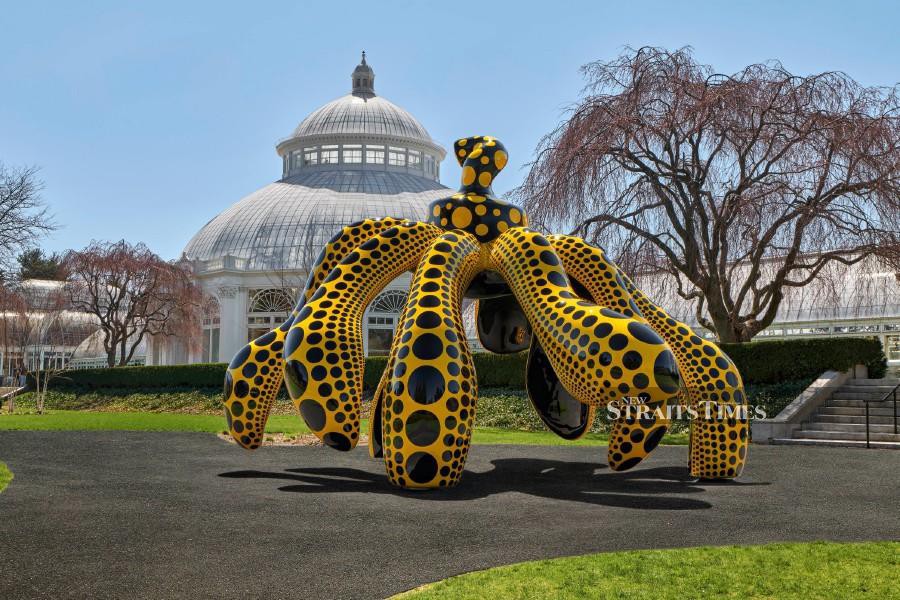  The hope of the polka dots buried in infinity will eternally cover the universe, ‘2019’ presents viewers with tentacular forms adorned with yellow-and-black polka dots.