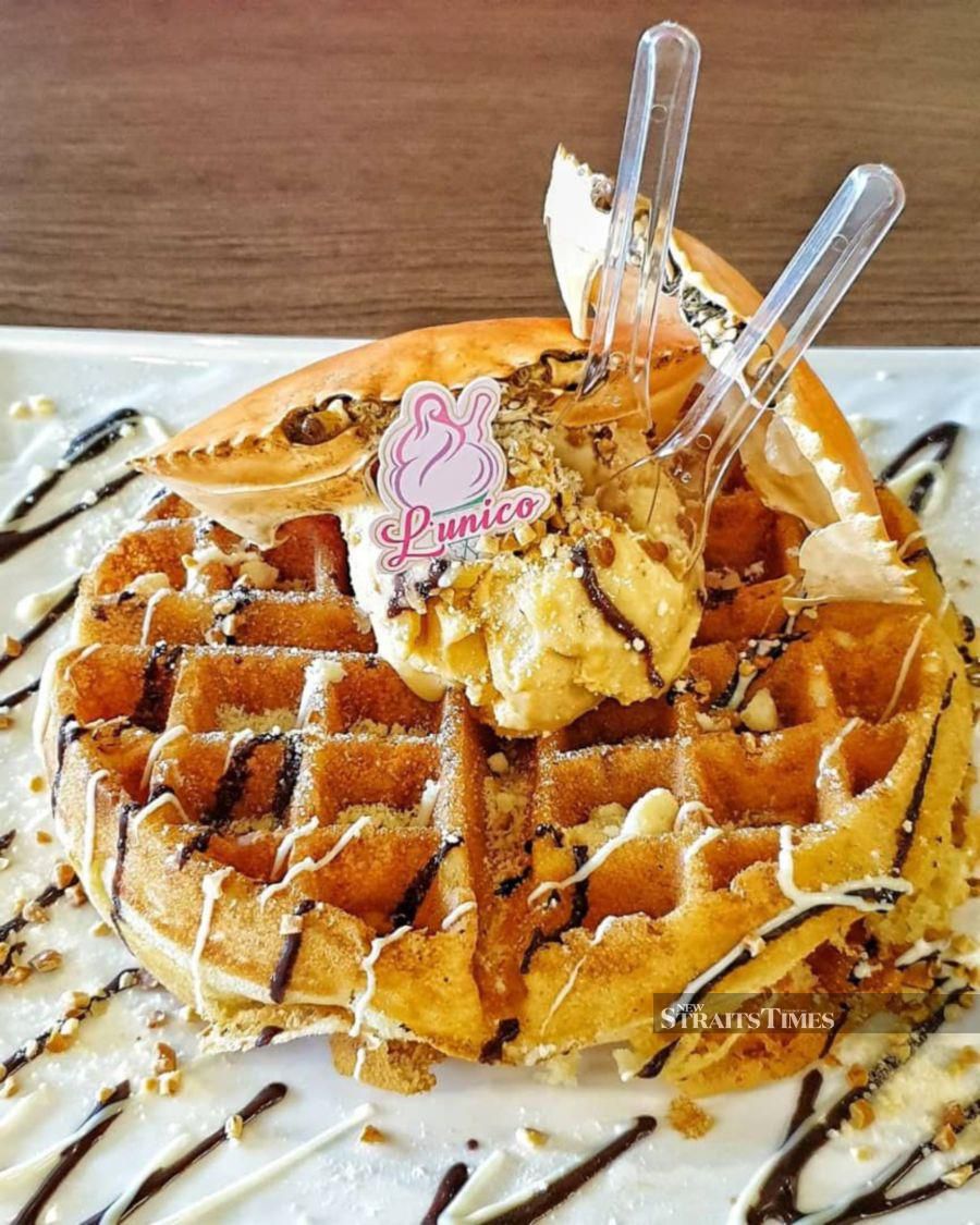  Chili crab ice cream served with waffles.