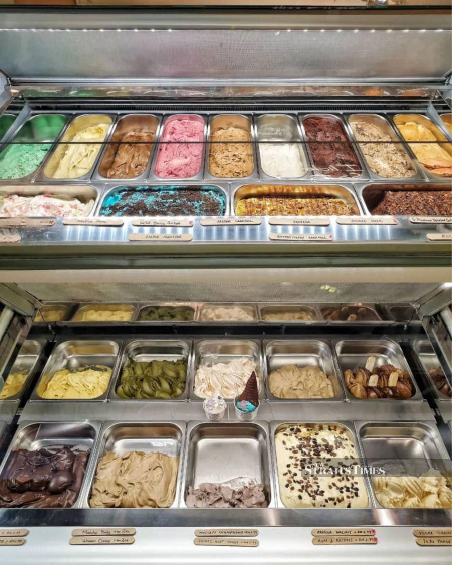  Selection of ice cream flavours at L'unico.
