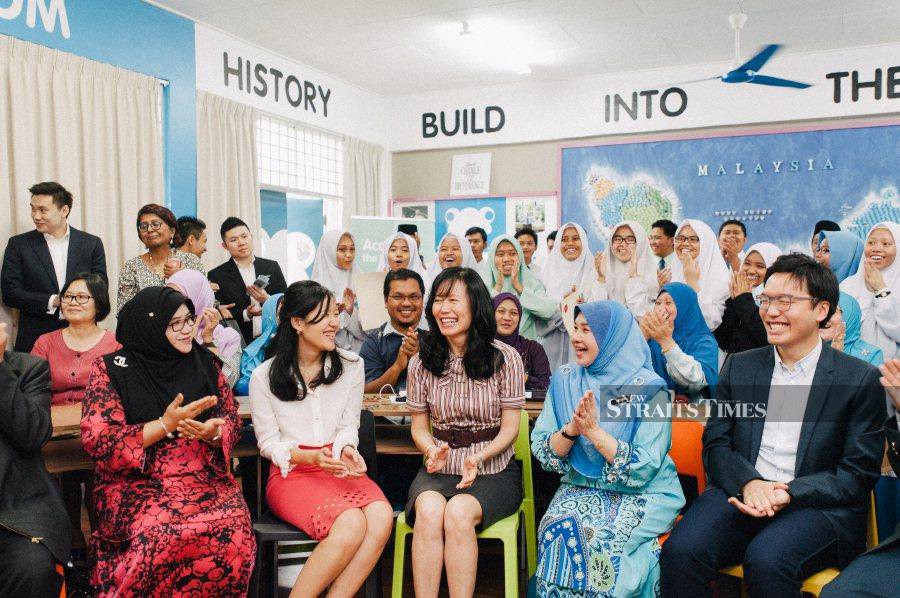   在SMK Bandar Baru Salak Tinggi开设青蛙教室。凯瑟琳（Kathleen）在中间，正面。