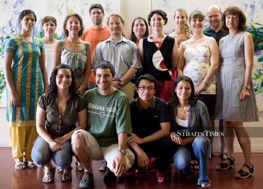 Kavita (left) with her French colleagues in Centre d’Ímmunologie Marseille-Luminy in 2012.