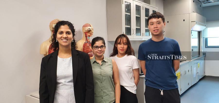  Kavita (left) with some of her postgraduate students.