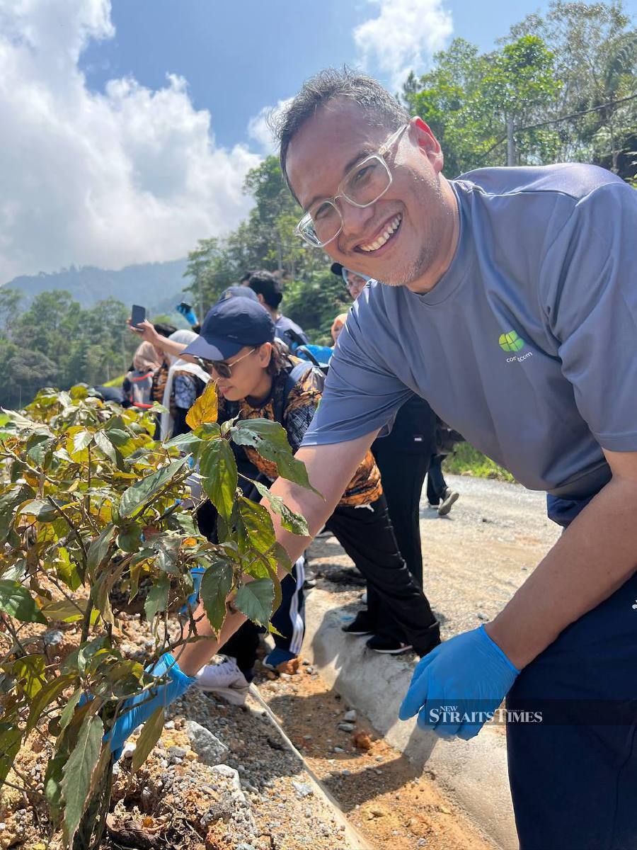  Leading the programme, Djuan Abdul Rahman, vice president of the corporate communications and marketing division at commercedotcom happily planting his sapling.
