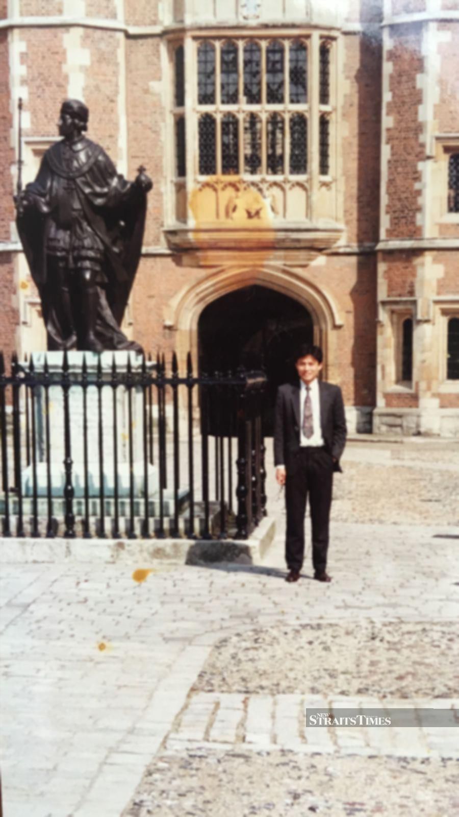  Gary posing at Eton's courtyard, one of the locations in the award-winning movie Chariots of Fire.